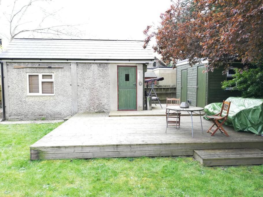 River Cabin Retreat Shepperton Exterior photo
