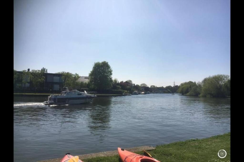 River Cabin Retreat Shepperton Exterior photo